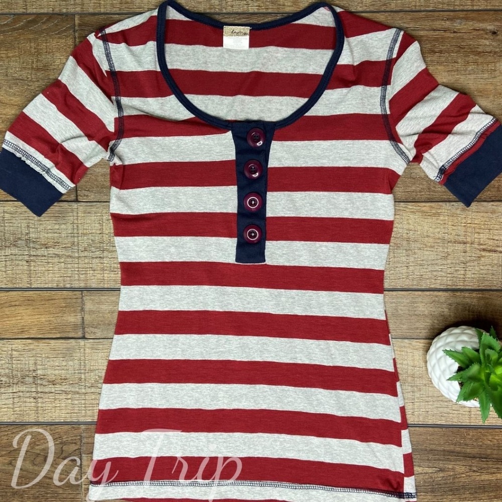 🌺 Daytrip | Gray and Red Striped Top (SOLD)